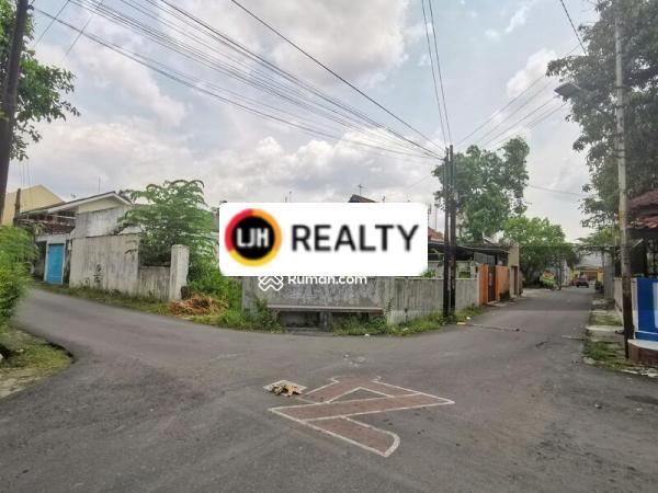 Tanah Tengah Kota dekat Lapangan Kota Barat