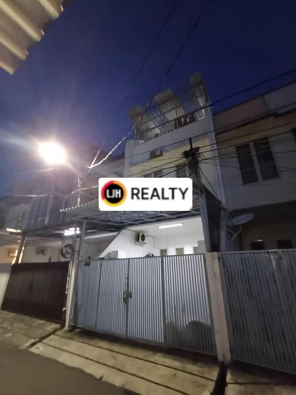 Rumah 3 Lantai, Siap Huni, Lokasi Nyaman, Tomang, Jakarta Barat