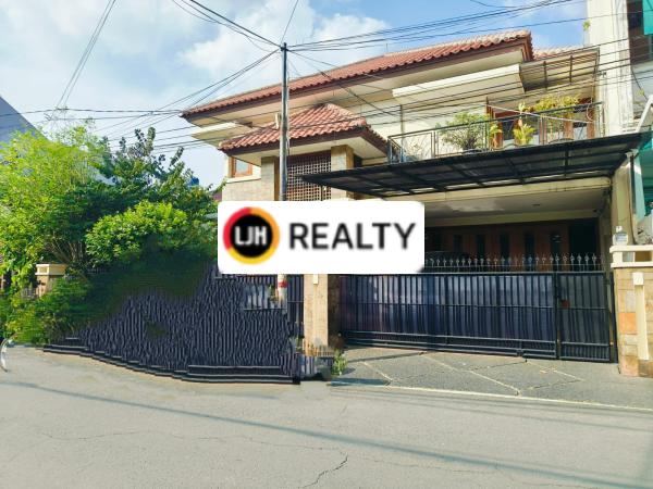 Jual Rumah Lokasi Strategis Kusen, Pintu, Furnished dan lantai dari kayu jati di Tomang