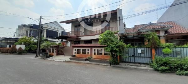 Rumah Jalan lebar di Boulevard Hijau Harapan Indah Bekasi 