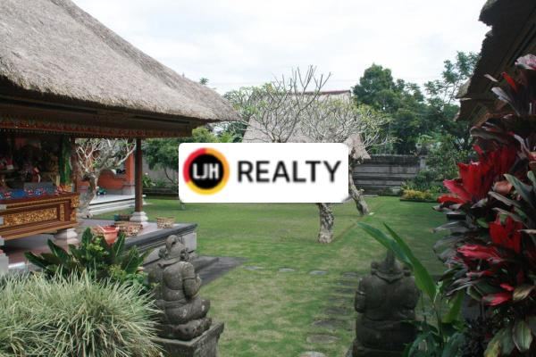 Land Free House for Sale on Main Road Baturiti, Tabanan. Close to Semara Ratih Hospital and Cocoa Land Bali.