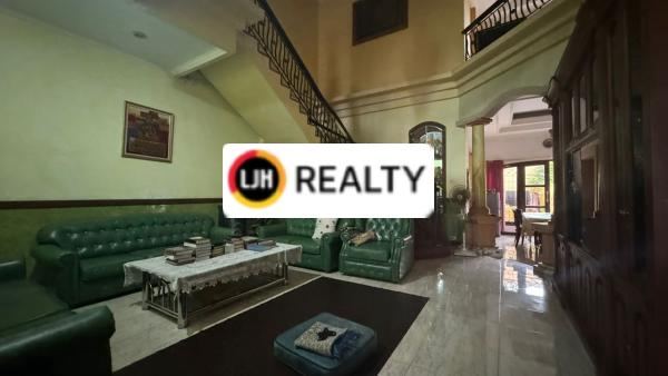 Second House with 4 Bedroom on Jl. Imam Bonjol. Only 6 Minutes to TSM (Trans Studio Mall).