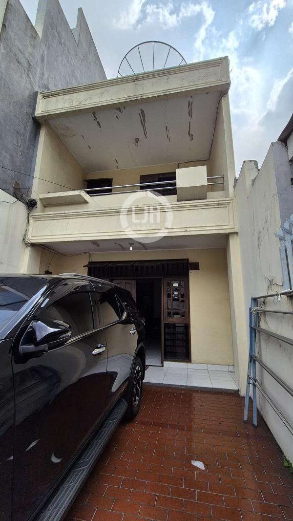 Rumah Dekat Jalan Raya Cocok Untuk Usaha Atau Kost" an di Jl. Kramat Jakarta Pusat 