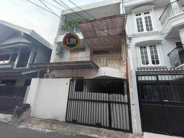 Rumah Kost 3 Lantai dalam Komplek Lokasi Strategis di Tomang - Jakarta Barat