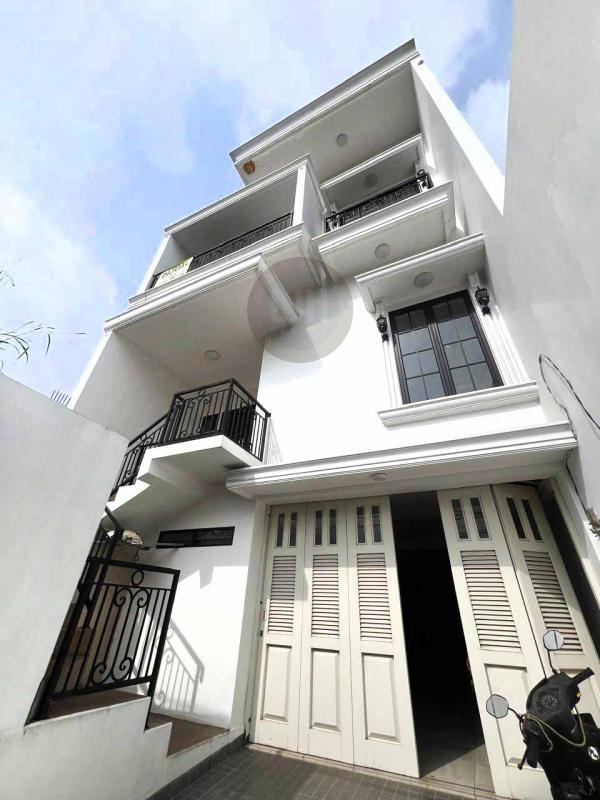 Rumah Baru 3 Lantai Kebon Jeruk, Luas 400 m², Lantai Granit dan Tangga Kaca Tempered, Harga Terbaik!