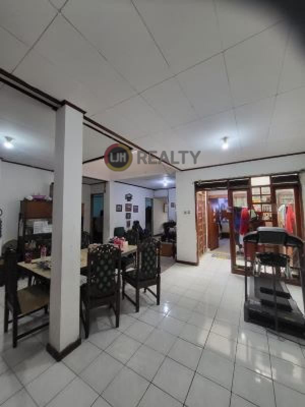 Rumah 2 Lantai Luas Tanah 270m2, 6 Kamar Tidur, dalam Komplek, keamanan 24 Jam, 5 KM dari Gerbang Tol Pasteur, Cigadung Bandung