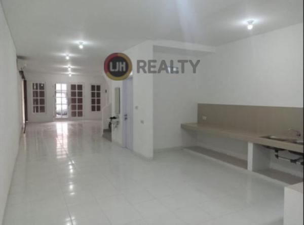 Ruko 2 Lantai Luas Tanah 180m2, Full Bangunan, Cocok dijadikan Kantor atau tempat usaha, Parkiran Luas, di Antapani Bandung