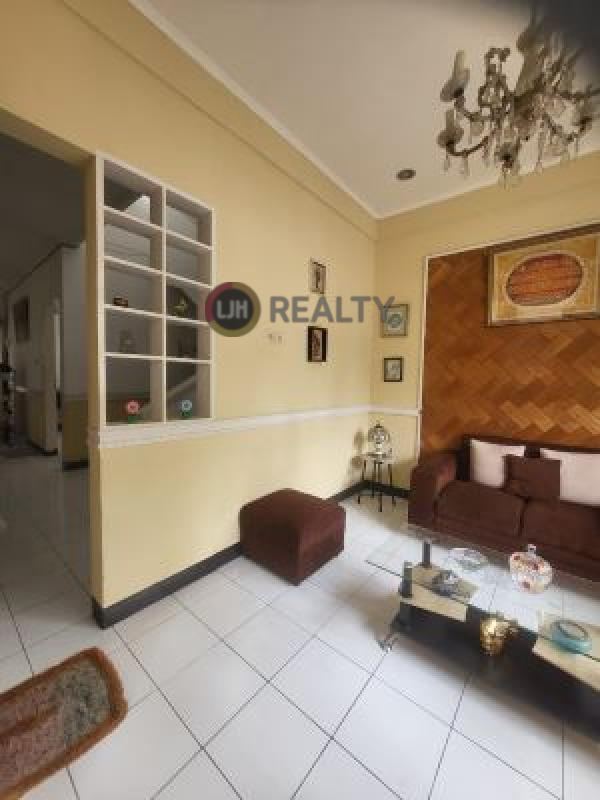 Rumah 2 Lantai Luas Tanah 200m2, 3+1 Kamar Tidur, Bisa dijadikan Hunian atau Kantor, dalam Komplek One Gate Security System, Antapani Bandung