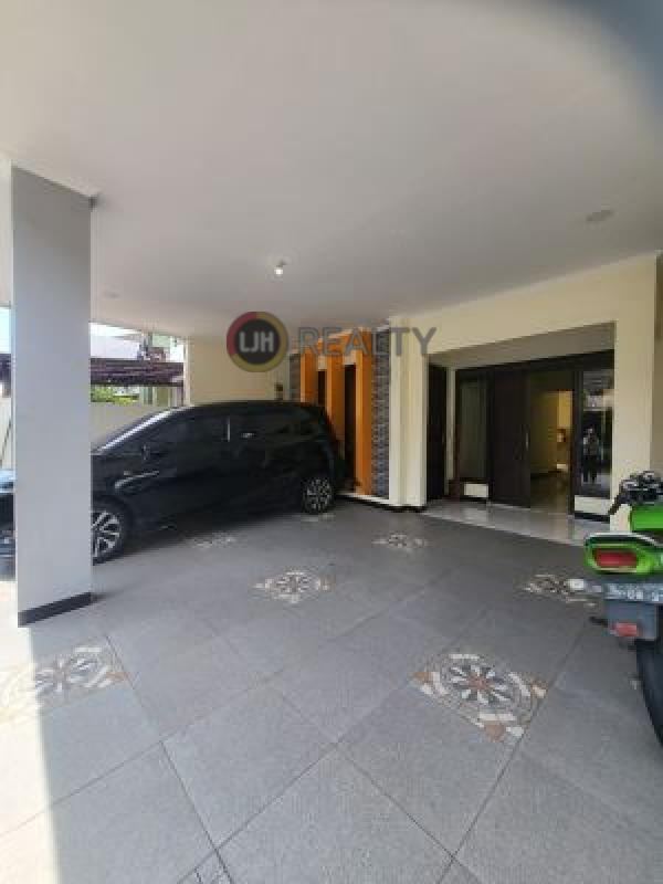 Rumah 2,5 Lantai Luas 127m2, 5 Kamar Tidur Bisa dijadikan Hunian atau Kantor dalam Komplek One Gate Security System, Antapani Bandung