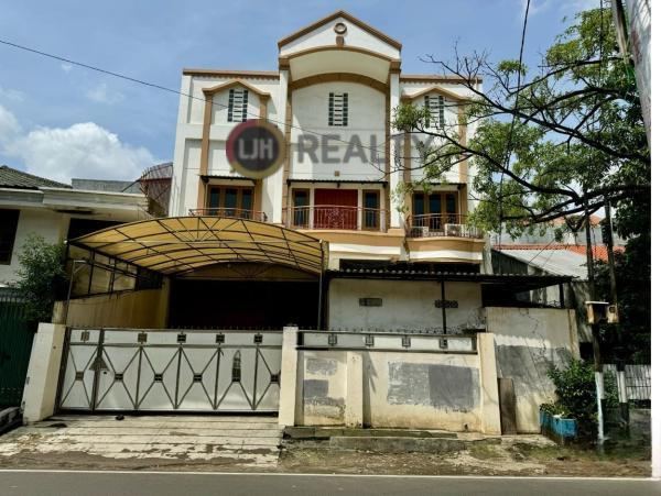 Rumah mandala tomang jakarta barat 3,5 lantai ada liftnya