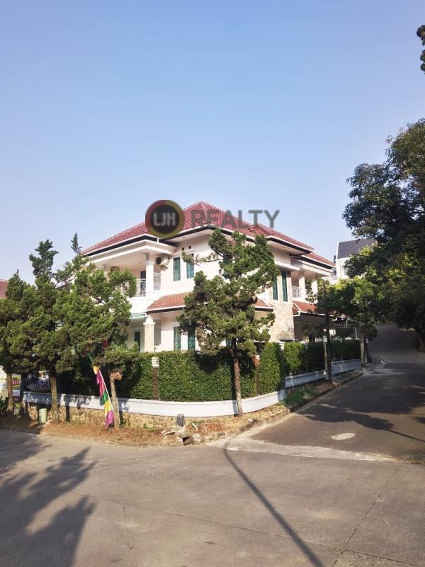 Dijual Rumah Mewah Hoek di  Perumahan Setra Duta Residence Bandung 