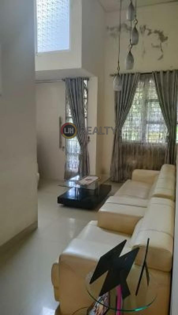 Rumah Dalam Cluster, Split Level menghadap Timur, 5 Kamar Tidur, 500m dari Mall Living World Grand Wisata Bekasi