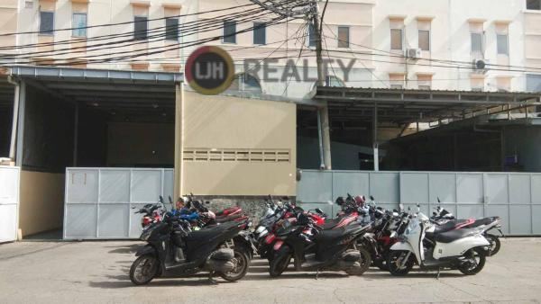 Gudang 3 Lantai dengan Lift Barang dan Chiller Freezer Di Kamal Muara, Komplek Elang Laut - 504m