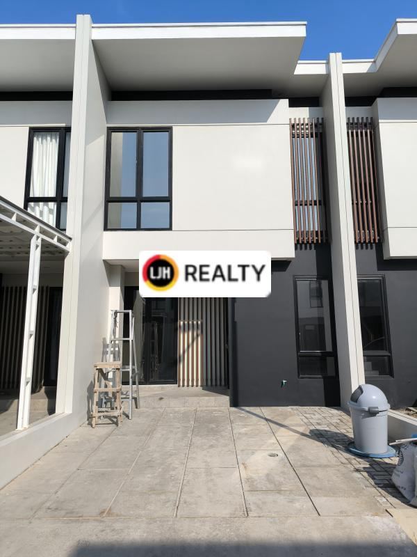 Rumah modern 2 lantai Suta Kasa dekat Bandara Soekarno Hatta. 