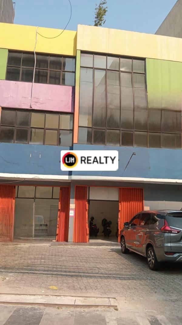 Ruko 3 Lantai Pinggir Jalan Raya Parkir Luas di Matraman Raya Jakarta Timur 