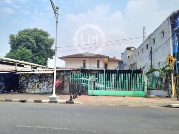 Rumah Luas Lokasi Strategis di Kedoya Raya Jakarta Barat 