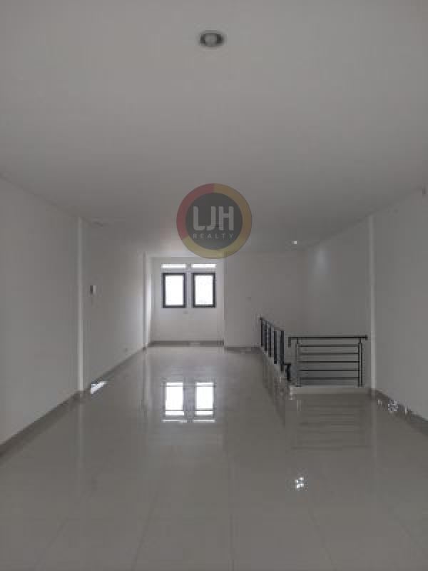 Ruko 3 Lantai Luas 198m2, dengan Lebar Muka 5 meter, Siap Pakai Cocok dijadikan Klinik, Kantor, Coffe Shop, hanya 10 menit menuju pintu Tol Buah Batu, di Batununggal Bandung