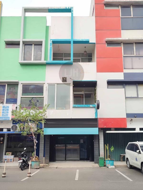HOT! Ruko Plaza de Lumina, Cengkareng, Furnished – Lokasi Pinggir Jalan Raya! 180 m²