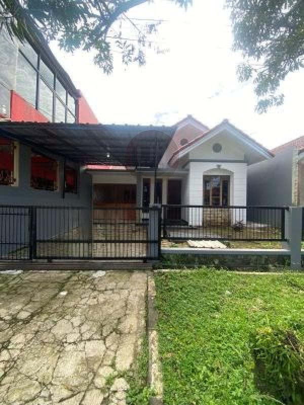 Rumah 1,5 Lantai Luas 250m2, 3 Kamar Tidur, dalam Komplek, keamanan 24 Jam, Cocok dijadikan Hunian atau Kantor di Antapani Bandung