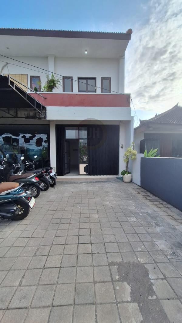 Shophouse for rent at Padangsambian, strategic location, well maintained, close to Kerobokan area