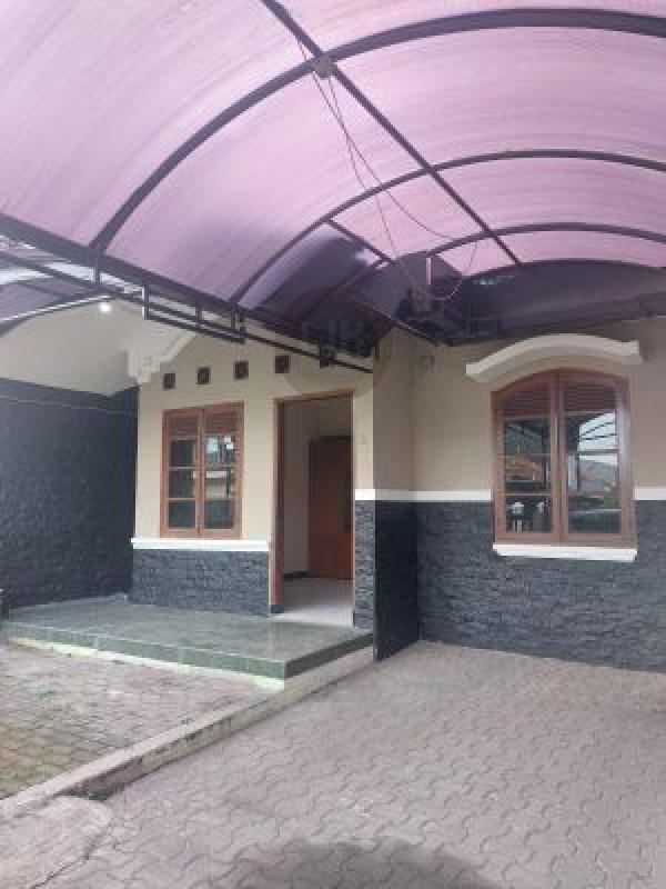 Rumah 1,5 Lantai Luas 126m2, 4 Kamar Tidur, Dalam Komplek Keamanan 24jam Siap Huni, Dekat Fasilitas Umum: Sport Jabar, Sekolah Toserba, Klinik, Rumah Sakit, Di Antapani Bandung