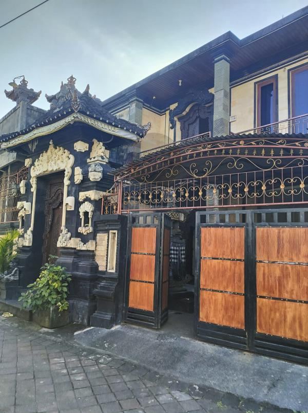 4 bedrooms house for sale at Dalung, strategic location, well maintained, close to Kerobokan and Canggu area