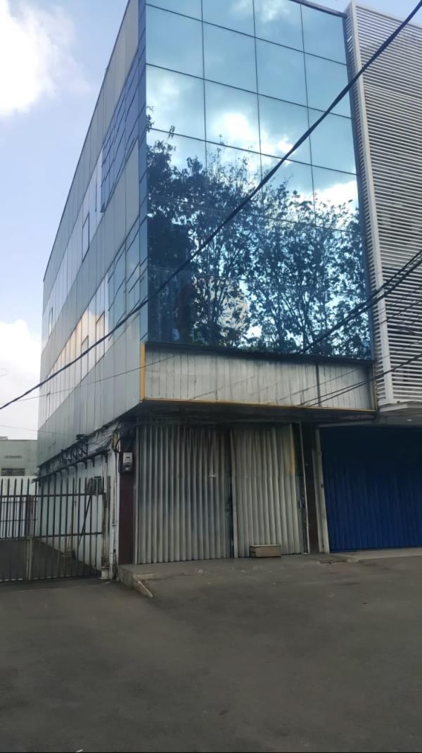 Ruko Komersil di Pinggir Jalan Raya Tomang, Jakarta Barat.