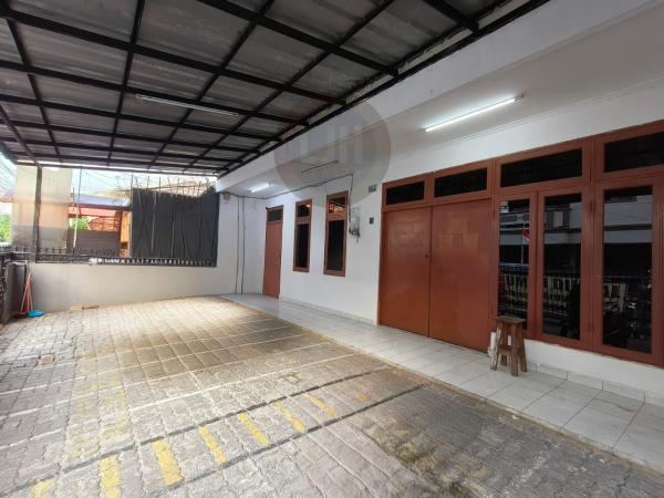 Rumah 2,5 Lantai Rapi dan Terawat Lokasi di Tomang, Jakarta Barat.