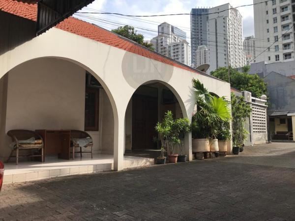 Disewakan Rumah Dengan Halaman Luas, Cocok Untuk Tempat Usaha 