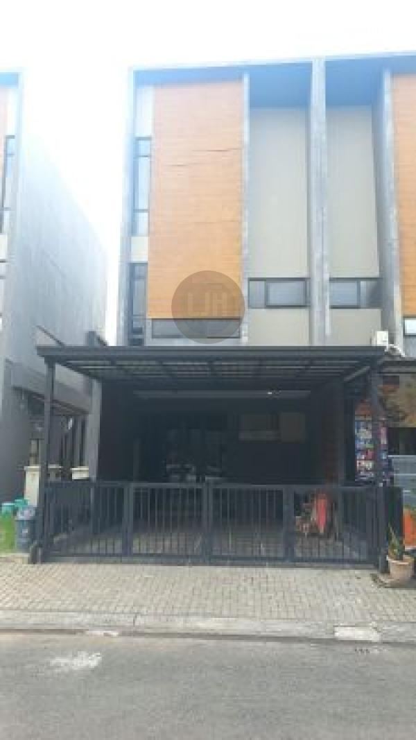 Rumah Ruko Rukan Ruang Usaha 3 Lantai, 3 Kamar Tidur Siap Pakai, Bebas Parkir, Luas Tanah 110m2 Bebas Banjir, Akses Tol Tambun Dekat Mall Living World, di Grand Wisata Bekasi