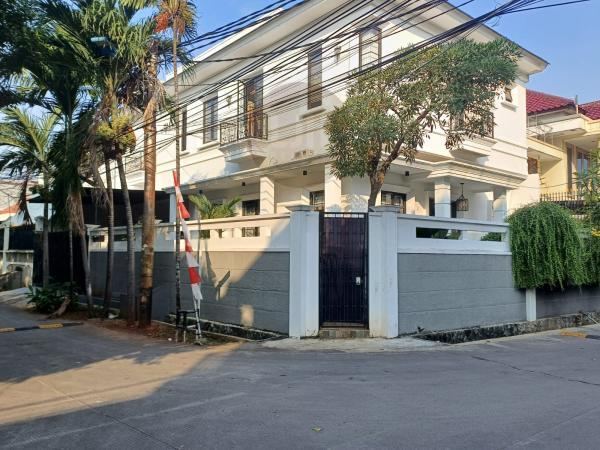Rumah Modern Minimalis 3 Lantai Siap Huni di Jatipulo, Jakarta Barat