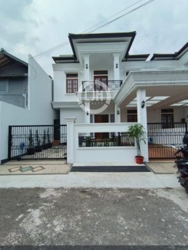 Rumah Baru 2 Lantai, Luas 140m2, Semi Furnished Siap Huni, Dekat Fasilitas Umum, Pintu Tol Buah Batu, Rumah Sakit, Sekolah Mall, di Buah Batu Bandung