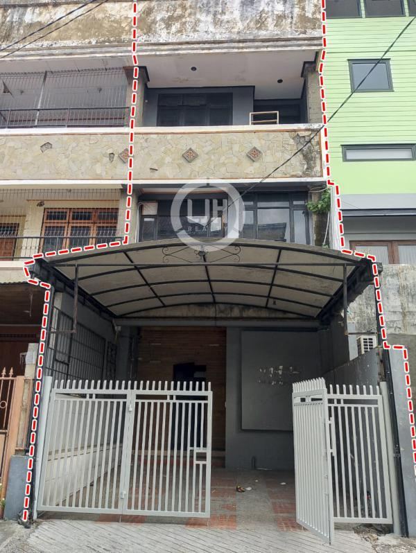 Shophouse for rent at Denpasar barat, strategic location, well maintained,suitable for bussiness, close to Level 21 Mall