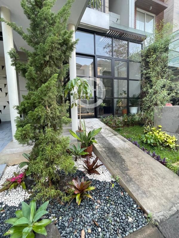 Rumah 2 lantai dg Swimming pool di Area Exclusive Serenia Hills