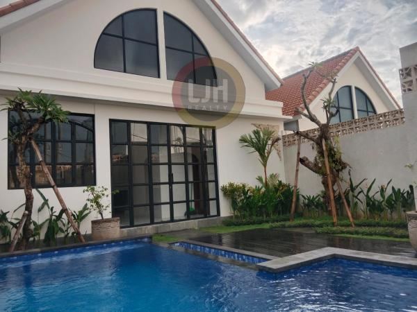3 bedrooms villa for rent at Kerobokan, strategic location, well maintained, close to Canggu area