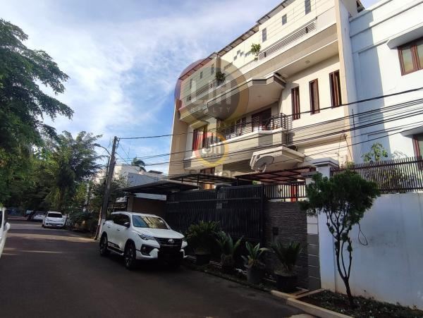 Dijual rumah mewah 3 lantai di Sunter Paradise ada kolam renang