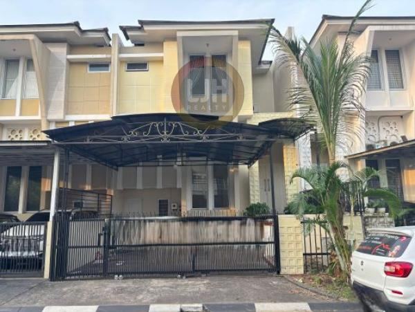 Rumah Grand Wisata Split Level 3+1 Kamar Tidur, Semi Furnished, Fasilitas Kolam Renang, Taman, Jogging Track, 550m dari Mall Living World Grand Wisata Bekasi
