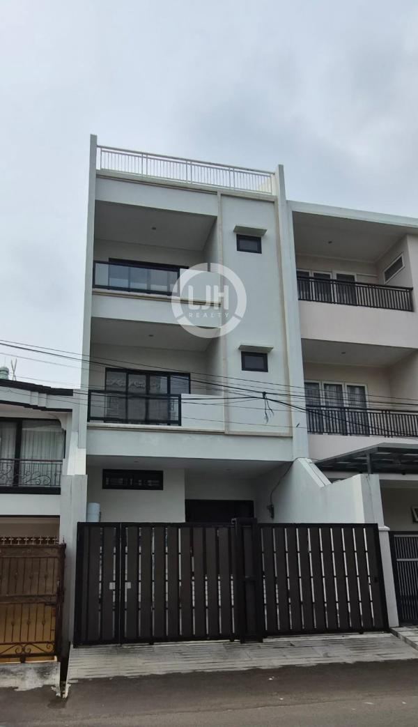 Rumah 3 Lantai di Pelepah Hijau, Kelapa Gading, Jakarta Utara