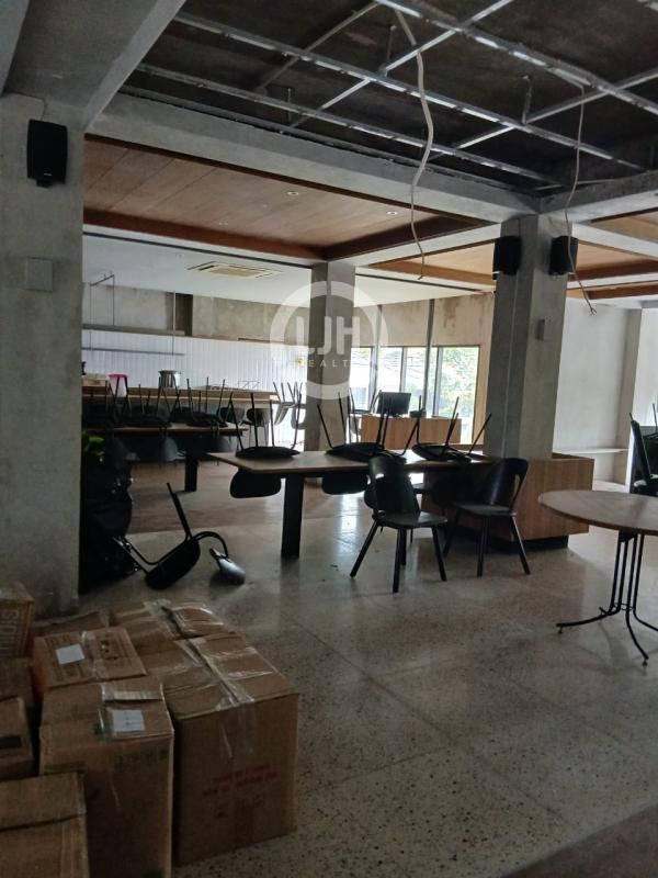 Bangunan Usaha di Jalan Muria