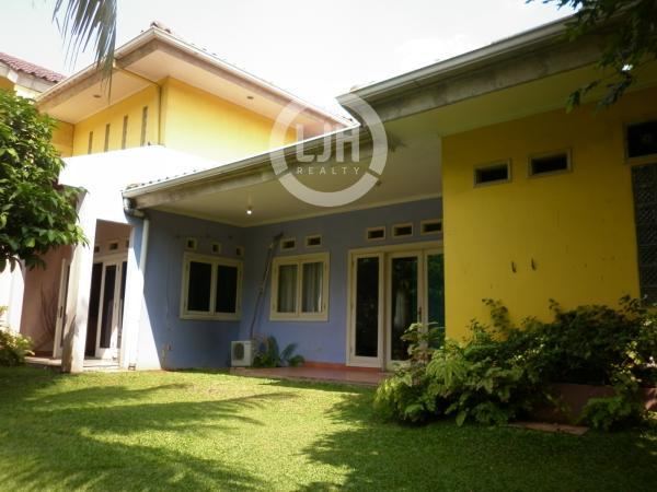 Rumah dengan Suasana Tenang di Taman Giri Loka, BSD, Tangerang