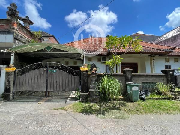 4 bedrooms house for sale at Padangsambian, strategic location, well maintained, close to Kerobokan area