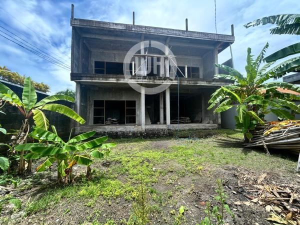 Villa For Lease With Half Finished Building, Big Garden, Surrounded by Villa and Restaurant, 350 Meters from Jl. Sunset Road
