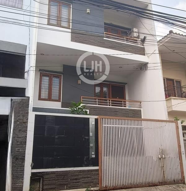 Rumah bagus siap huni ada basemant dalam kompleks Tomang, Jakarta Barat