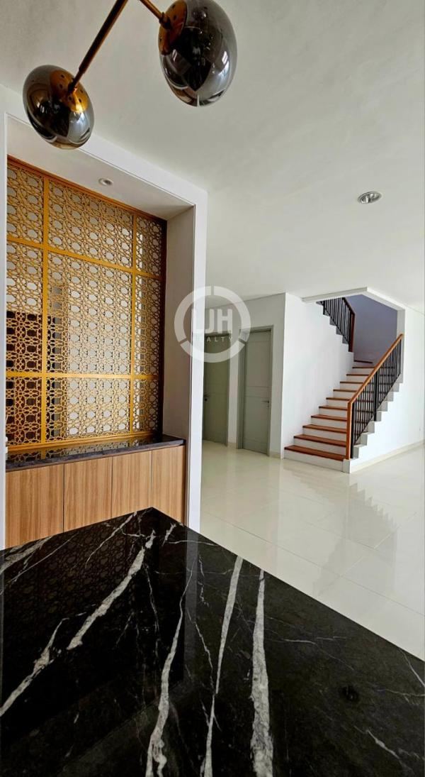 Rumah Semi Furnish di JGC Cluster Palm Spring, Cakung, Jakarta Timur