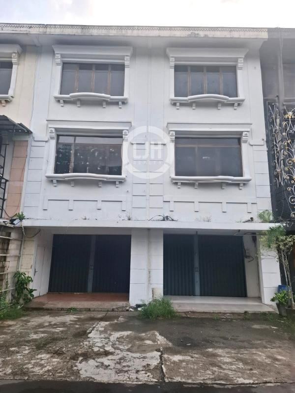 Ruko Siap Pakai Lokasi Strategis di Raffles Hills, Cibubur, Depok, Jawa Barat.