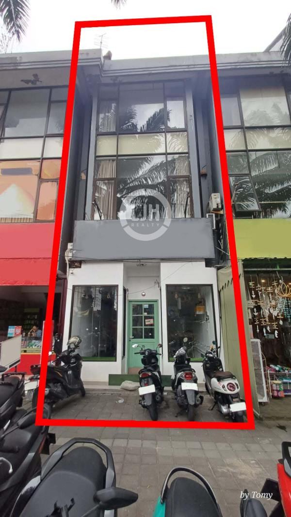 Lease! Shophouse In Busy Tourist Area, Surrounded by Hotels, Only 250 Meters from Jerman Beach, Suitable for Business