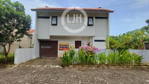 House For Sale In Residential Area, One Gate System, Close to Public Facilities, Only 2 Km to Garuda Wisnu Kencana