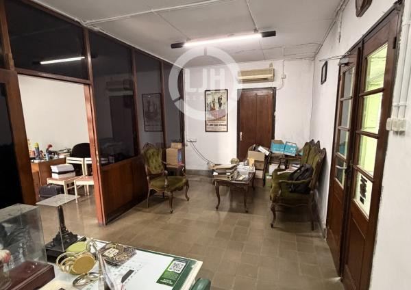 Bangunan usaha di jalan Ki Mangunsarkoro
