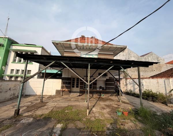 Bangunan usaha di jalan Ki Mangunsarkoro