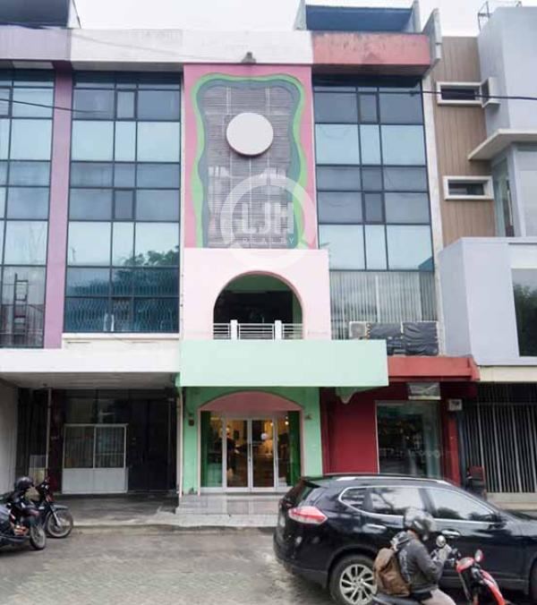 Disewakan Ruko Puri Indah Kembangan Jakarta Barat Pinggir Jalan Raya Pesanggrahan - 4.5 Lantai, LB 270 M² Siap Pakai